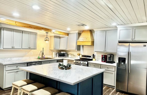 Negreet House | Lakefront Luxury: Commercial Icemachine, Fire Pit, Your Getaway Awaits!