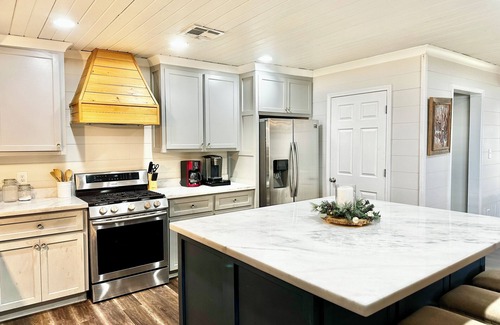 Negreet House | Lakefront Luxury: Commercial Icemachine, Fire Pit, Your Getaway Awaits!