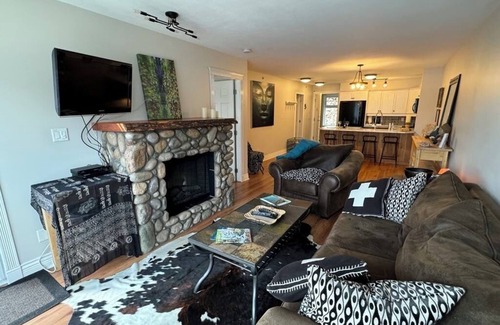 Kaslo Condo | LAKEFRONT LUXURY CONDO.