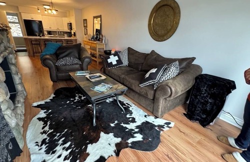 Kaslo Condo | LAKEFRONT LUXURY CONDO.