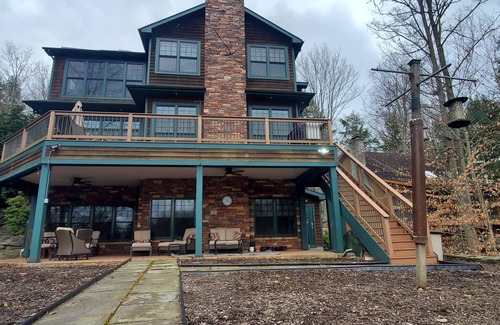 Hamlin House | Lakefront Luxury Mansion in HideOut