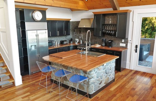 Huntsville House | Lakefront Luxury Muskoka Cottage | Hot Tub, Bunk House & Games Room