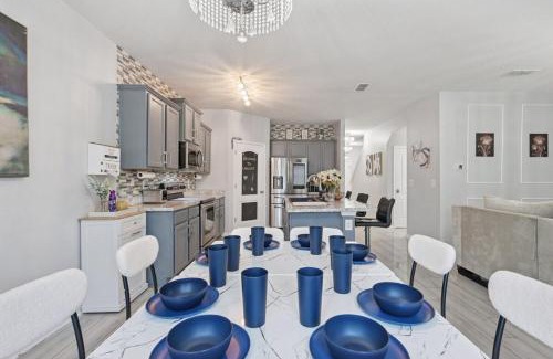 Northside House | Lakefront Luxury Retreat 5BR