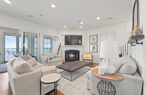 Fremont House | Lakefront Luxury Retreat, Private Dock + All-Season Patio, Fire Pit, Sleeps 12+