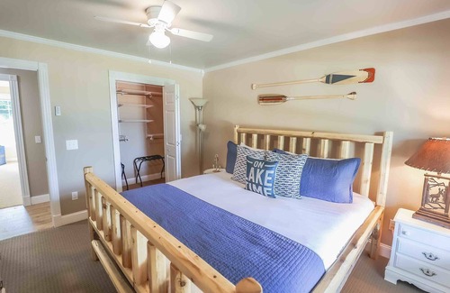 Sloans Valley House | Lakefront Luxury, Sleeps16, Game Room,Fire Pit, Hot Tub,Burnside Marina 2minutes