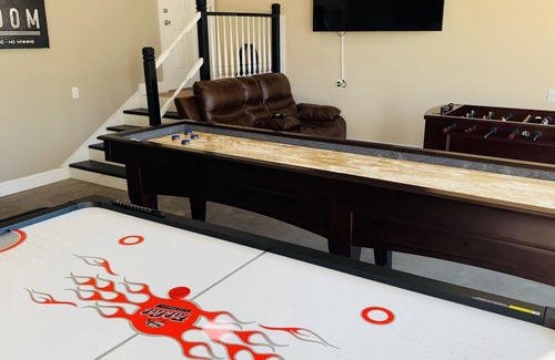 Sloans Valley House | Lakefront Luxury, Sleeps16, Game Room,Fire Pit, Hot Tub,Burnside Marina 2minutes