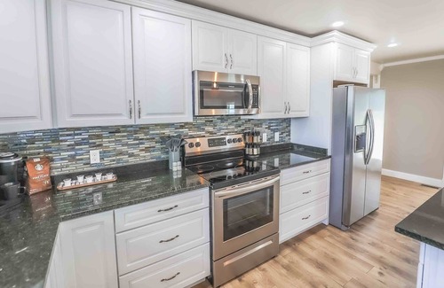 Sloans Valley House | Lakefront Luxury, Sleeps16, Game Room,Fire Pit, Hot Tub,Burnside Marina 2minutes