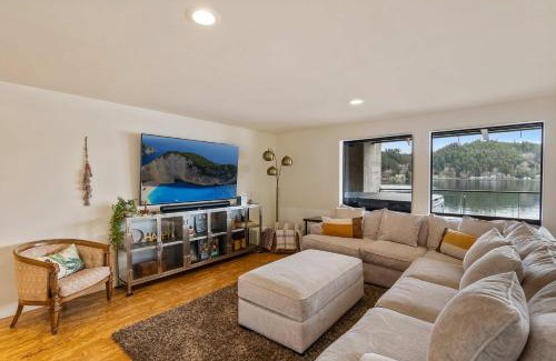 Olympia House | Lakefront Luxury Stunning Views Dock Hot Tub