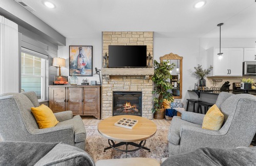 Branson Condo | Lakefront LuxurynNo Stairs/3 King Beds/nMinutes 2 Downtown/Family-Friendly