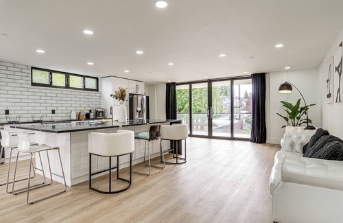 Martha Lake House | Lakefront Lynnwood Home w/Balconies & Shared Dock