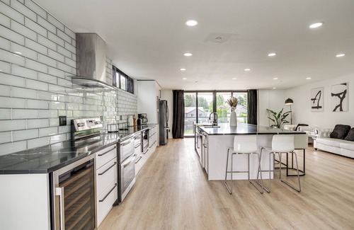 Martha Lake House | Lakefront Lynnwood Home w/Balconies & Shared Dock