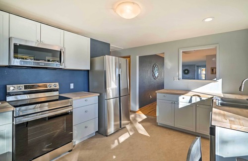 Picnic Point-North Lynnwood House | Lakefront Lynwood Home w/Deck - 19 Mi to Seattle!