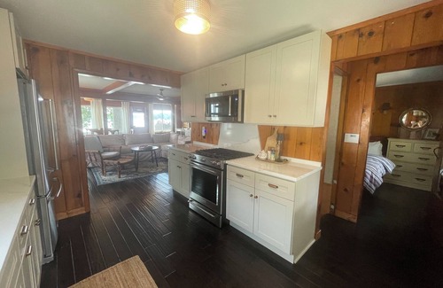 Sister Lakes House | Lakefront Magician Lake Cottage Sleeps 11 with Hot Tub