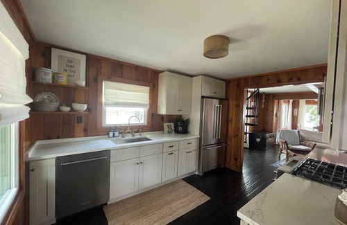 Sister Lakes House | Lakefront Magician Lake Cottage Sleeps 11 with Hot Tub