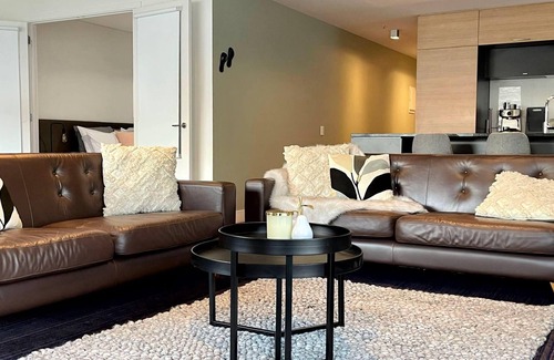 Frankton House | Lakefront Marina Apartment