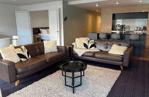 Frankton House | Lakefront Marina Apartment