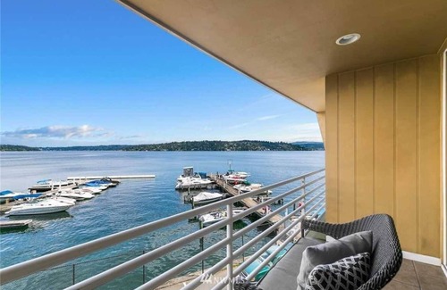 Seattle Metro Area Condo | Lakefront modern 1-bedroom condo w/free parking