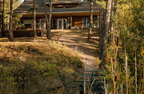 East Kootenay House | Lakefront Mountain Retreat + Heritage Cabin + RV parking!