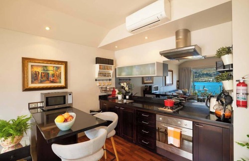 Queenstown Apartment | Lakefront, Mountain Views, Stylish unit