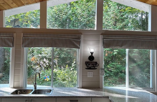 Gravenhurst House | Lakefront Muskoka Retreat w/Sauna Fire Pit Dock