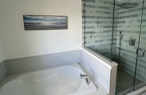 Ahmic Harbour Cottage | Lakefront Muskoka Retreat - Hot tub / Sauna - 11 beds - sleeps 8-10 adults