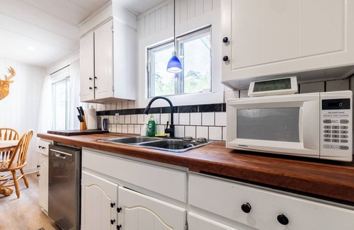 MacTier House | Lakefront Muskoka Retreat 4 Bedroom Cottage