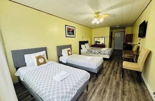 Port Stanton Hotel | lakefront nature lodge room pet friendly #9
