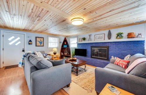 New London House | Lakefront New London Home Dock, Fire Pit and Views!