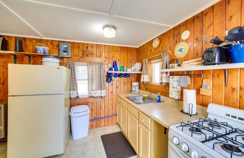 Newberry Apartment | Lakefront Newberry Studio w/Fire Pit!
