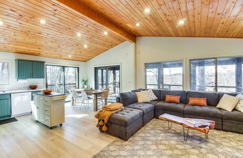 Lake Shore Cabin | Lakefront Nisswa Home w/Deck & Screened Porch