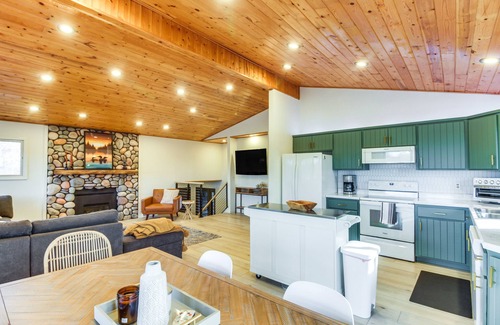 Lake Shore Cabin | Lakefront Nisswa Home w/Deck & Screened Porch