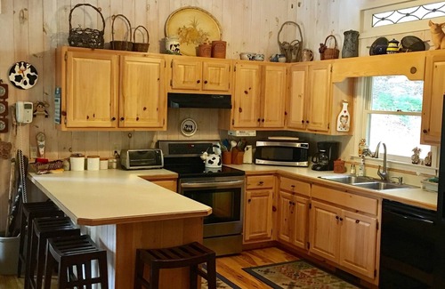 Wiley House | LAKEFRONT! Now accepting 2026 Bookings! Huge Screened Porch! Pingpong, Fire pit!