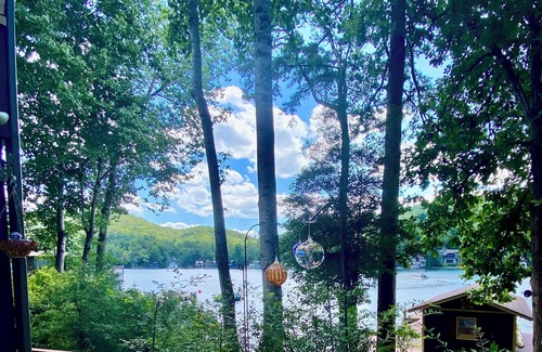 Wiley House | LAKEFRONT! Now accepting 2026 Bookings! Huge Screened Porch! Pingpong, Fire pit!
