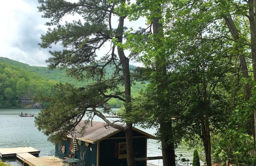 Wiley House | LAKEFRONT! Now accepting 2026 Bookings! Huge Screened Porch! Pingpong, Fire pit!