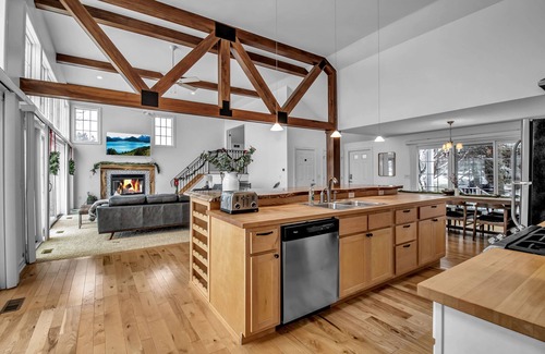 Niagara County House | Lakefront Oasis near Lewiston & Niagara Falls