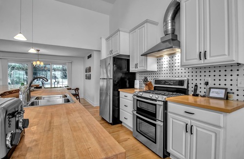 Niagara County House | Lakefront Oasis near Lewiston & Niagara Falls