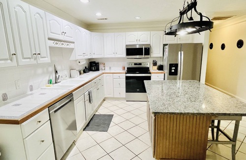 Lake Oconee House | Lakefront Oconee Cottage with Hot Tub and Boat
