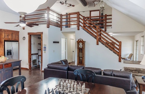 Union County House | Lakefront on 24 Acres + 4 Acre Lake + 60 ft Porch Facing Lake + Pool Table!