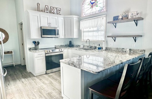 Big Sandy House | LAKEFRONT ON KENTUCKY LAKE: Sleeps up to 12! 3 King Beds + Bunk Room