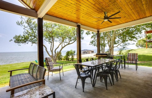 Onalaska House | Lakefront Onalaska Home with Screened-In Porch!