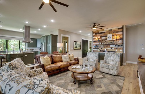 Onalaska House | Lakefront Onalaska Home with Screened-In Porch!