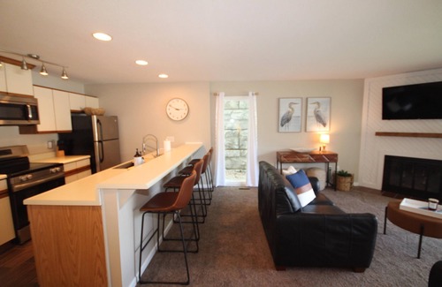 Osage Beach Condo | Lakefront One Bedroom Condo - King Bed - Close to the Water