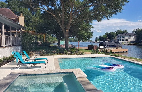 Seven Coves House | LAKEFRONT PARADISE HUGE POOL/SPA/BUG misting sys/4 game tables incl. Golden T