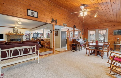 Hauser House | Lakefront Paradise-Sleeps 21+, Dock, Hot Tub, Games, Kayaks, Playground & more!