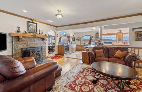 Hauser House | Lakefront Paradise-Sleeps 21+, Dock, Hot Tub, Games, Kayaks, Playground & more!