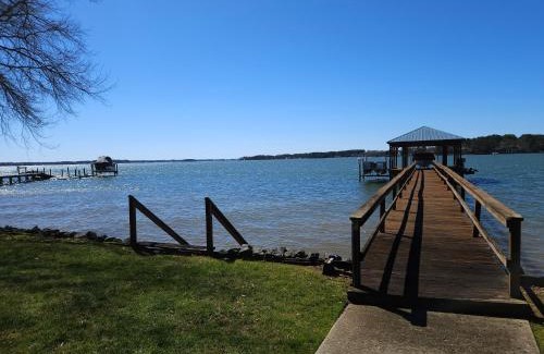 Mayhew House | Lakefront Paradise