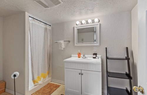 Bayview Boat Rental | Lakefront Perfect Space