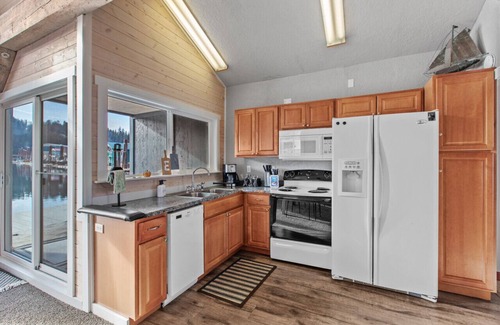 Bayview Boat Rental | Lakefront Perfect Space