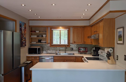 East Stroudsburg Ski Chalet | Lakefront Pocono, Pet-friendly Wifi AC, Hot Tub, Pool Table, Camelback, Kalahari
