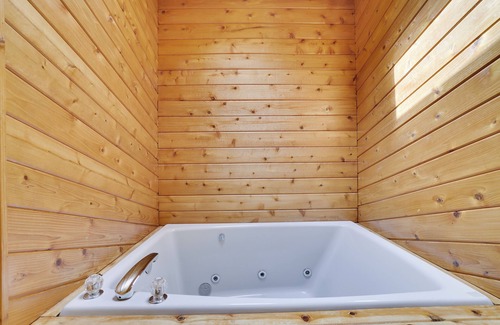 East Stroudsburg Ski Chalet | Lakefront Pocono, Pet-friendly Wifi AC, Hot Tub, Pool Table, Camelback, Kalahari